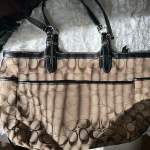 Coach Handbag with inside zipper pocket and outside pocket.